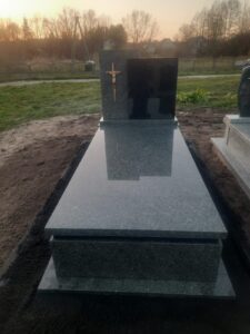 Read more about the article Nagrobek w Żurawcach