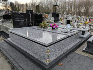 Read more about the article Duży grobowiec rodzinny