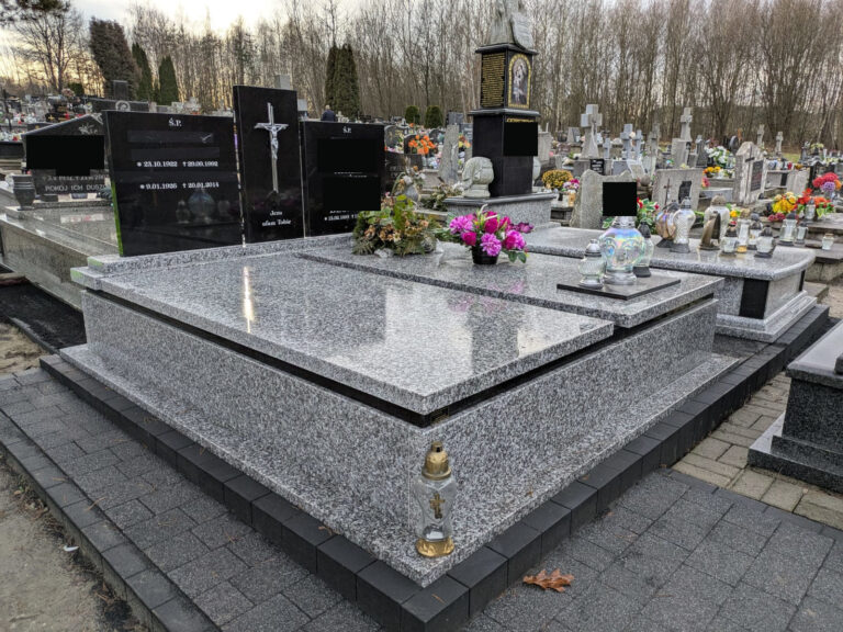 Read more about the article Duży grobowiec rodzinny