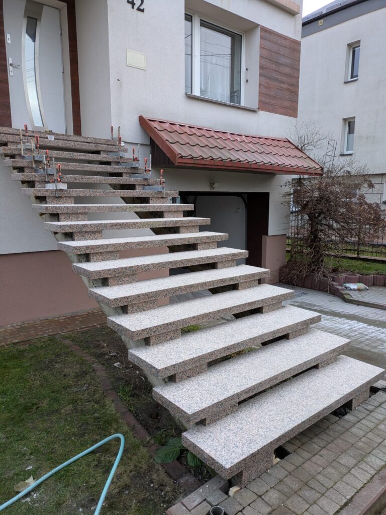 Read more about the article Ażurowe schody zewnętrzne bez podstopnic