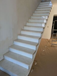 Read more about the article Schody wewnętrzne z marmuru