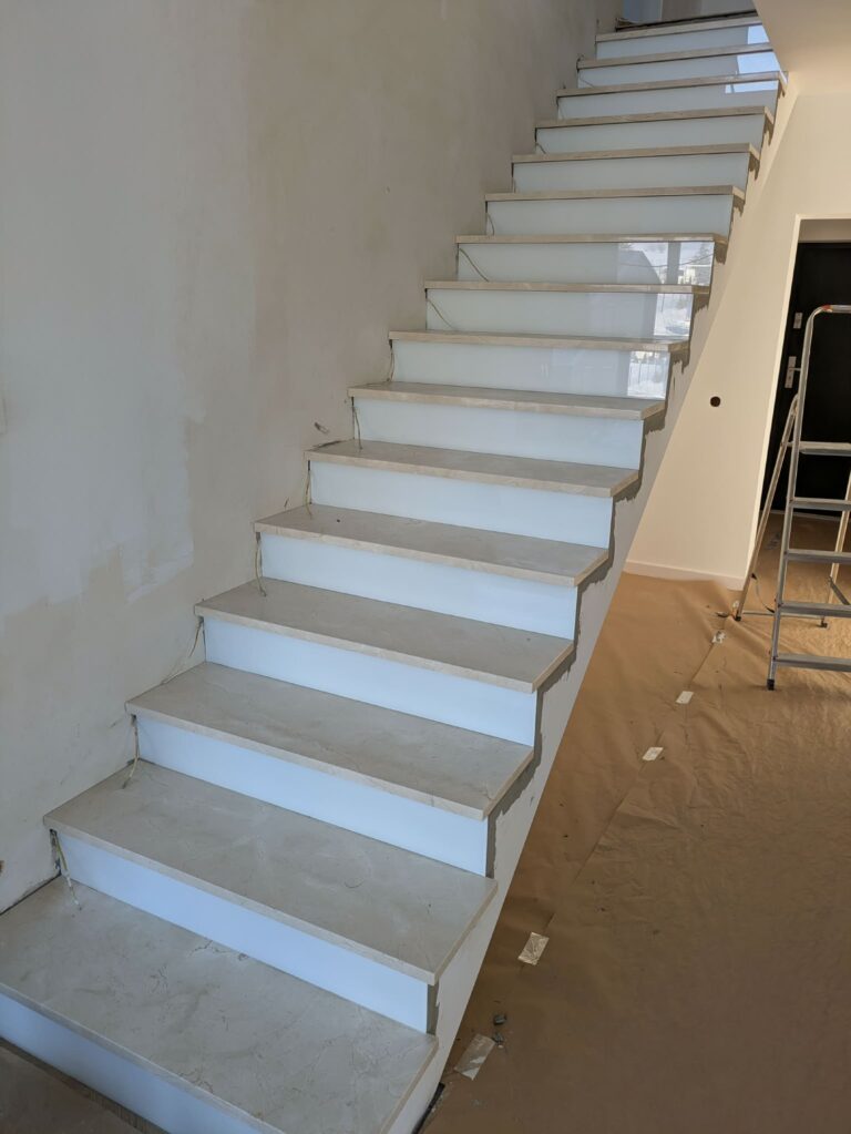 Read more about the article Schody wewnętrzne z marmuru
