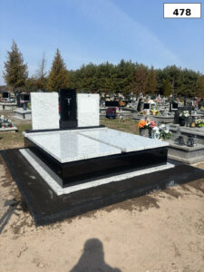 Read more about the article Duży grobowiec rodzinny w Lubyczy Królewskiej